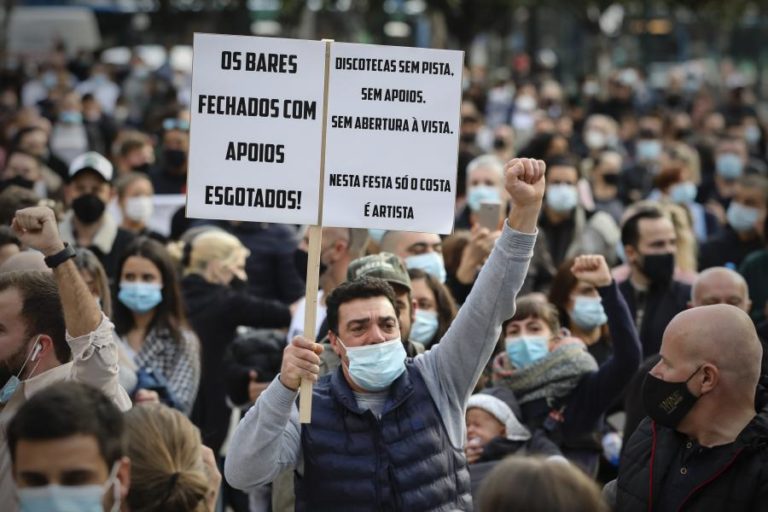 COVID-19: EMPRESÁRIOS DA RESTAURAÇÃO INICIAM VIGÍLIA POR TEMPO INDETERMINADO NO PORTO