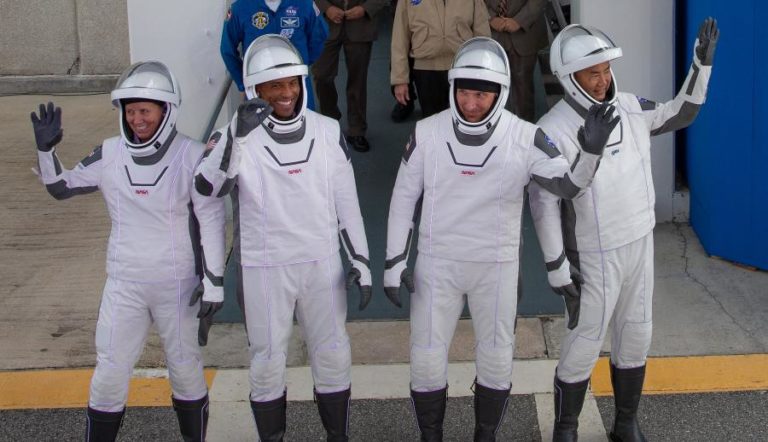 CÁPSULA DRAGON DA SPACEX CHEGA À ESTAÇÃO ESPACIAL INTERNACIONAL