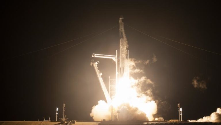 FOGUETÃO SPACE X A CAMINHO DA ESTAÇÃO ESPACIAL COM QUATRO ASTRONAUTAS