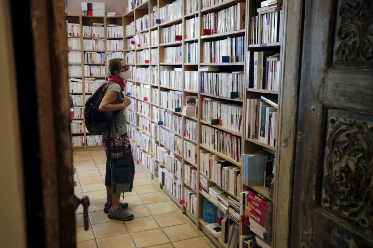 ESCRITOR ESCOCÊS DOUGLAS STUART VENCEU PRÉMIO LITERÁRIO BOOKER