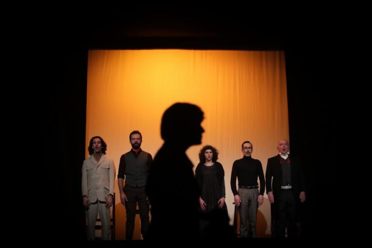ESCOLA DE MULHERES ERGUE “O PUNHO” EM HOMENAGEM A BERNARDO SANTARENO E FERNANDA LAPA