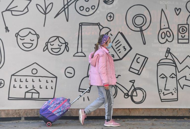 COVID-19: OMS DEFENDE ESCOLAS ABERTAS E MAIS MEDIDAS DE PROTEÇÃO