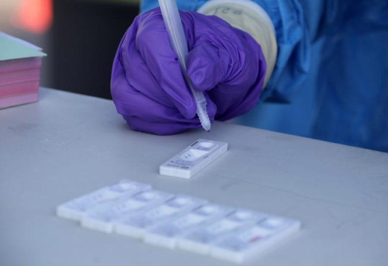 COVID-19: TESTE NEGATIVO CINCO DIAS APÓS CHEGADA A INGLATERRA REDUZ QUARENTENA