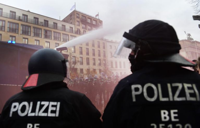 COVID-19: POLÍCIA DE BERLIM USA CANHÕES DE ÁGUA CONTRA MANIFESTAÇÃO ANTI-RESTRIÇÕES