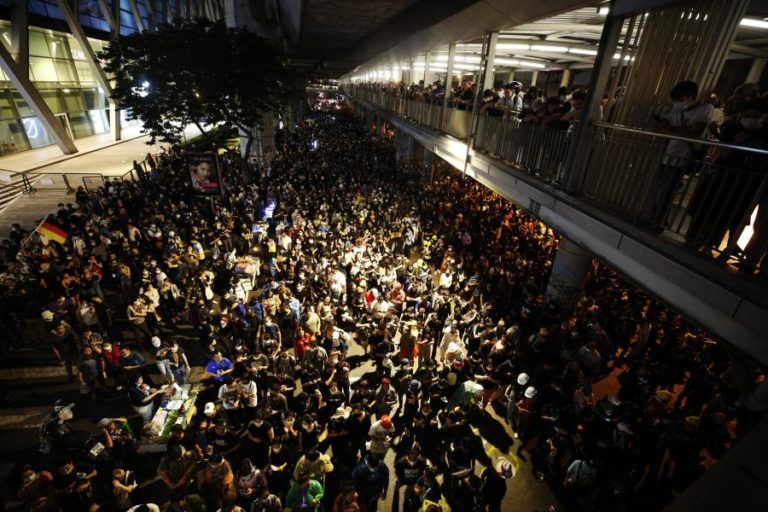 MILHARES MANIFESTAM-SE NO CENTRO DE BANGUECOQUE APÓS PROTESTO FAZER 55 FERIDOS