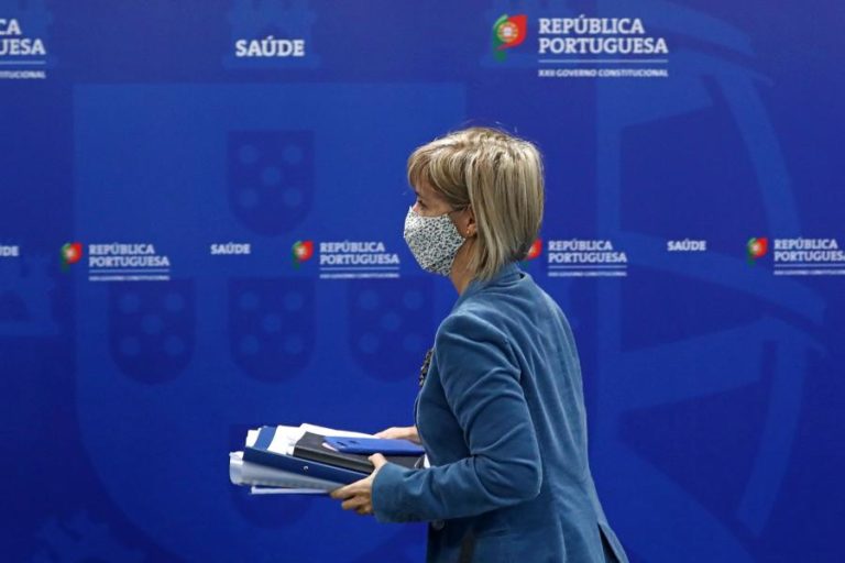 COVID-19: FÉRIAS DE NATAL DOS PROFISSIONAIS DE SAÚDE EM RISCO