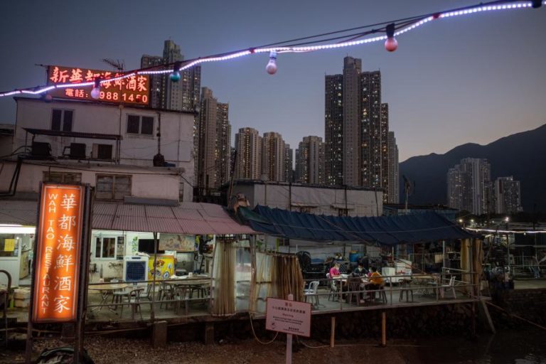 COVID-19: CHINA TESTA MILHÕES E IMPÕE BLOQUEIOS APÓS DETETAR SURTOS EM TRÊS CIDADES