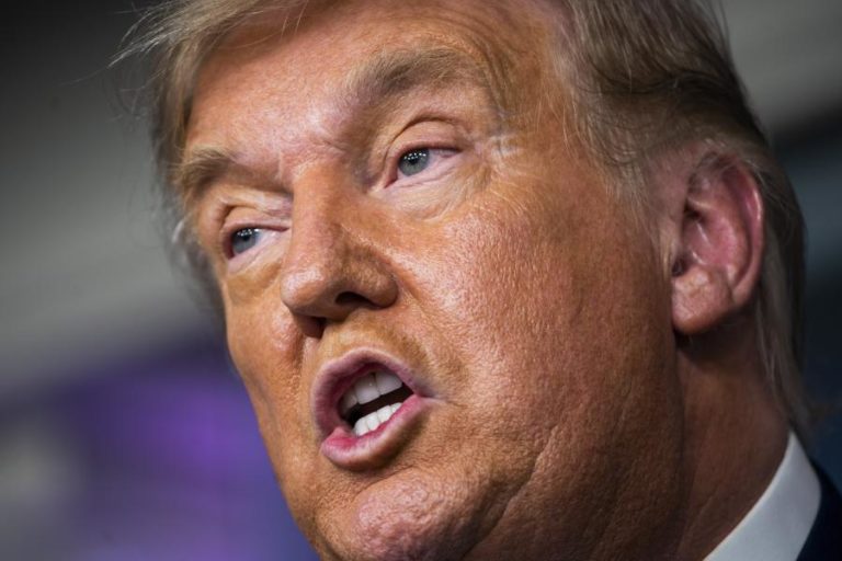 TRUMP ACUSA PFIZER DE ATRASAR NOTÍCIA DA VACINA PARA O PREJUDICAR