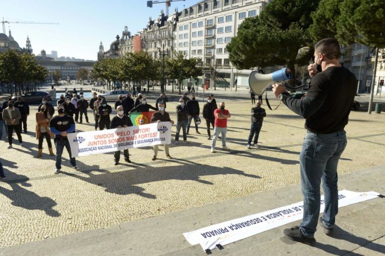 COVID-19: VIGILANTES DE SEGURANÇA PRIVADA PEDEM TRABALHO AO GOVERNO EM PROTESTO NO PORTO
