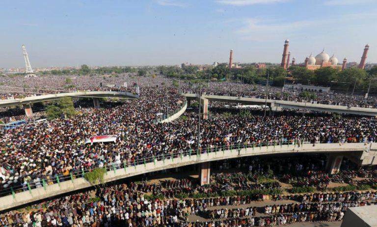 MULTIDÃO EM FUNERAL DE LÍDER ISLÂMICO POR TRÁS DE PROTESTOS ANTIFRANCESES NO PAQUISTÃO