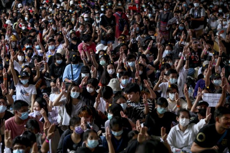 MILHARES DE ESTUDANTES PEDEM REFORMA ESCOLAR E MAIS DEMOCRACIA NA TAILÂNDIA