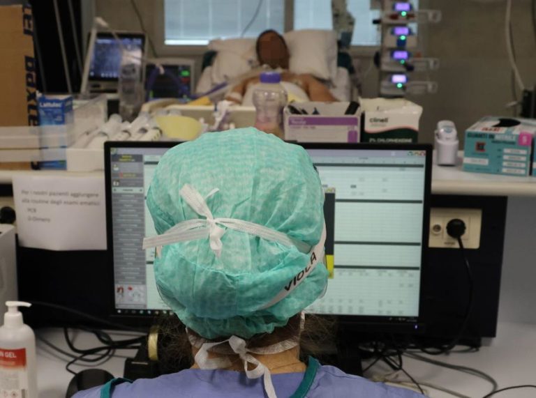 COVID-19: ITÁLIA VOLTA A ULTRAPASSAR AS 800 MORTES NUM SÓ DIA