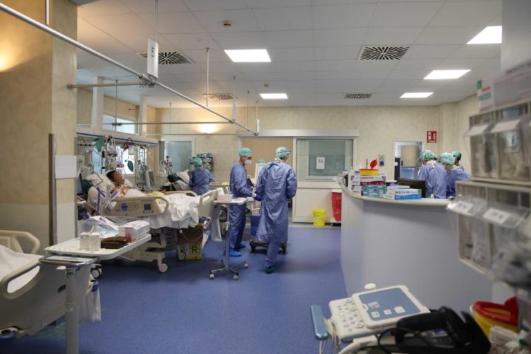 COVID-19: ITÁLIA SOMA 722 ÓBITOS MAS CONTÁGIOS ABRANDAM E HOSPITALIZAÇÕES DIMINUEM