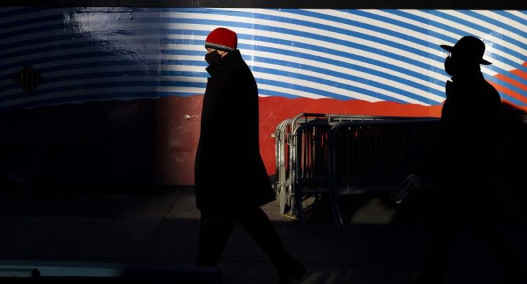 COVID-19: EUA REGISTAM 2.081 MORTOS E MAIS DE 166 MIL CASOS NUM SÓ DIA