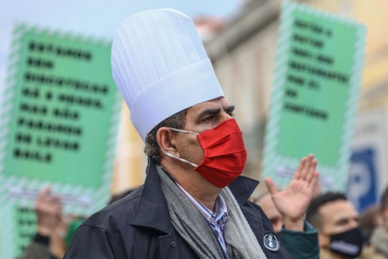 COVID-19: CENTENAS MANIFESTAM-SE CONTRA “MENU COMPLETO” PARA UNS E “PÃO E ÁGUA” PARA MUITOS