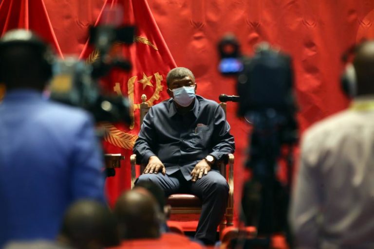 PRESIDENTE ANGOLANO DIZ QUE MANIFESTAÇÕES NÃO TÊM DE ACABAR EM VIOLÊNCIA