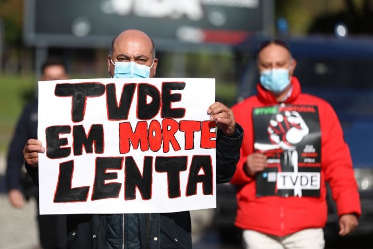 CERCA DE 30 MOTORISTAS DE TVDE PROTESTAM EM LISBOA PARA PEDIR AUMENTO DE RENDIMENTOS