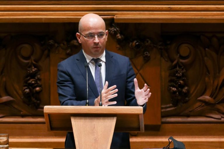 OE2021: JOÃO LEÃO ACUSA PSD DE OBRIGAR O ESTADO A ENTRAR EM INCUMPRIMENTO NO NOVO BANCO