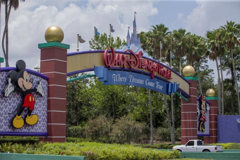 COVID-19: DISNEY VAI DESPEDIR MAIS QUATRO MIL TRABALHADORES NUM TOTAL DE 32 MIL