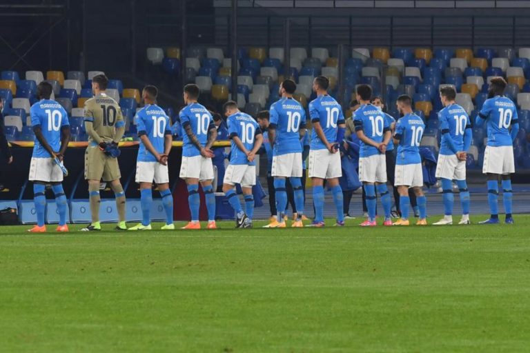 ÓBITO/MARADONA: JOGADORES DO NÁPOLES ENTRARAM NO SAN PAOLO COM A ’10’ NAS COSTAS