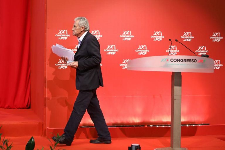 PCP/CONGRESSO: JERÓNIMO QUEIXA-SE DE “OFENSIVA ANTICOMUNISTA” E ANUNCIA MAIS 1.500 MILITANTES