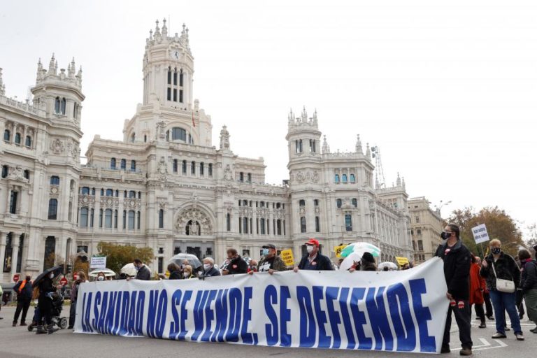 COVID-19: MILHARES MANIFESTAM-SE EM MADRID EM DEFESA DA SAÚDE PÚBLICA