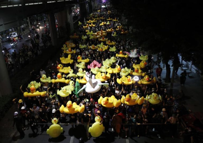 CENTENAS DE MANIFESTANTES PRÓ-DEMOCRACIA FRENTE A QUARTEL DA GUARDA REAL TAILANDESA