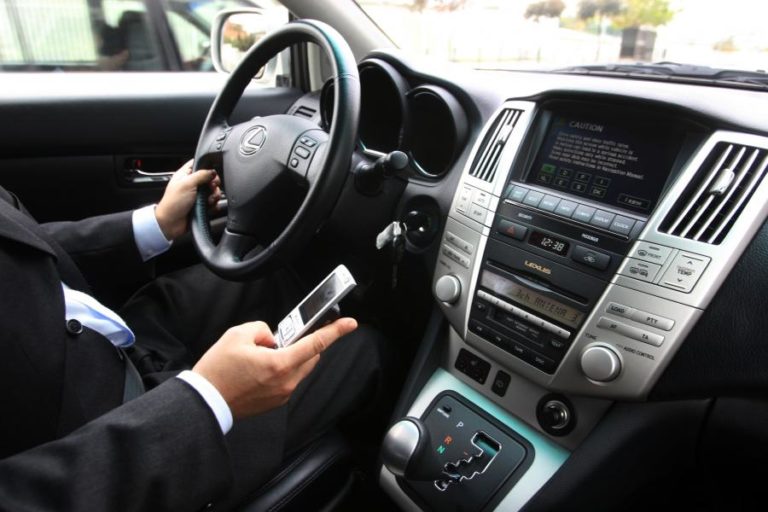 COIMAS PARA USO DO TELEMÓVEL AO VOLANTE VÃO SER AGRAVADAS EM CERCA DE 50%