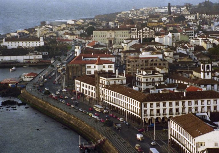 VENTOS FORTES DESTRUIRAM ÁRVORE DE NATAL DA CIDADE DE PONTA DELGADA