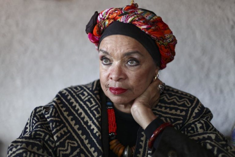 MORREU CANTORA CABO-VERDIANA CELINA PEREIRA