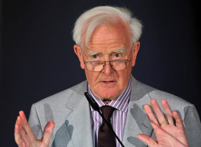 ROMANCE DE ESTREIA DE JOHN LE CARRÉ VAI SER REEDITADO COM INTRODUÇÃO INÉDITA DO AUTOR
