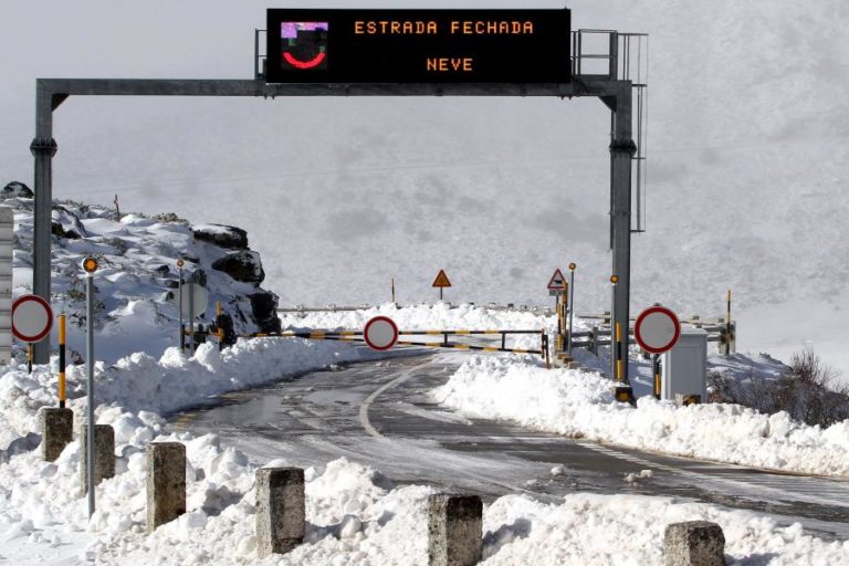 NEVE CORTA ESTRADAS NA SERRA DA ESTRELA