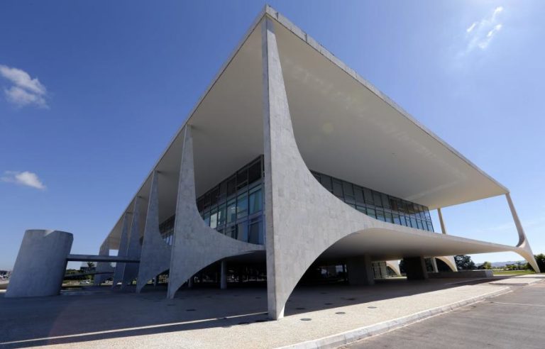 OCDE DIZ QUE BRASIL PRECISA DE REFORMAS PARA SAIR DA CRISE ECONÓMICA