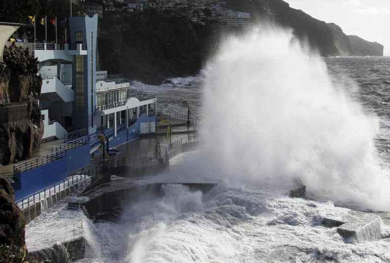 MAU TEMPO: CAPITANIA DO FUNCHAL  PROLONGA AVISO DE AGITAÇÃO FORTE ATÉ SEGUNDA-FEIRA