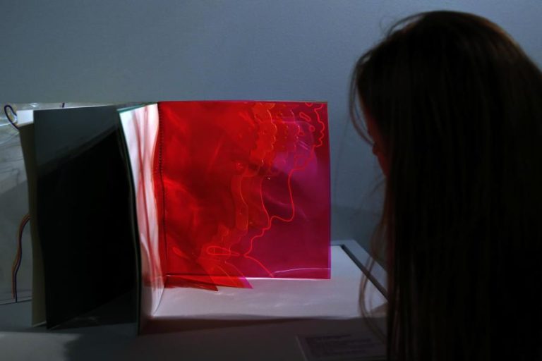 ARTISTA PLÁSTICA LOURDES CASTRO DISTINGUIDA COM MEDALHA DE MÉRITO CULTURAL