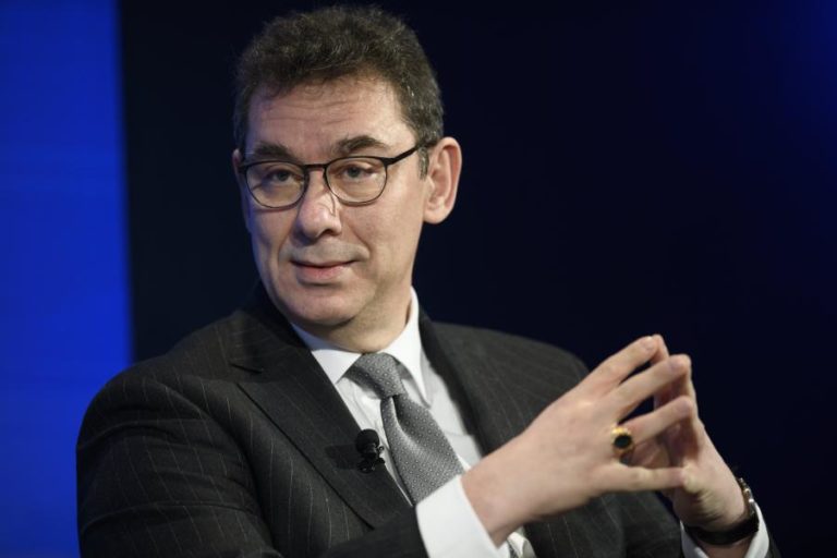 COVID-19: ADMINISTRADOR DA PFIZER APELA QUE NÃO SE REABRAM ECONOMIAS DEMASIADO DEPRESSA