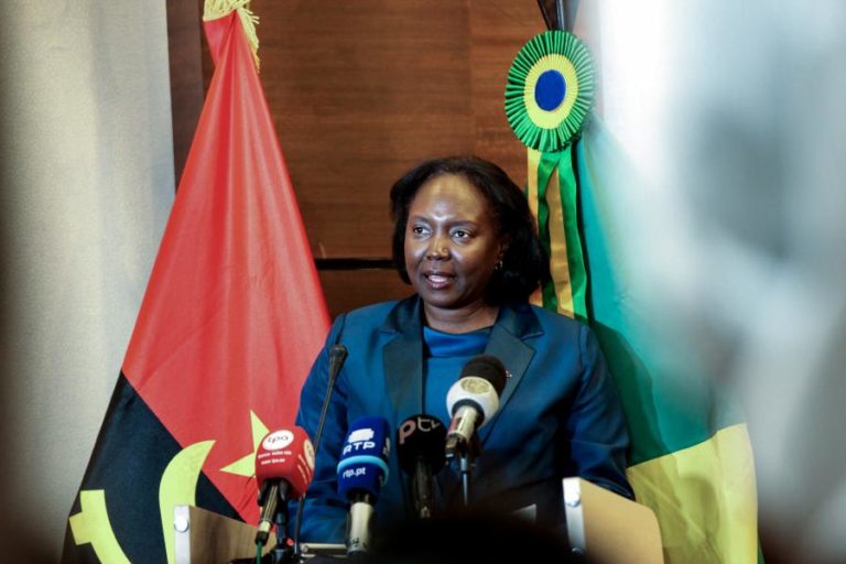 COVID-19: ANGOLA ESPERA PRIMEIRA TRANCHE DE CINCO MILHÕES DE VACINAS EM FEVEREIRO