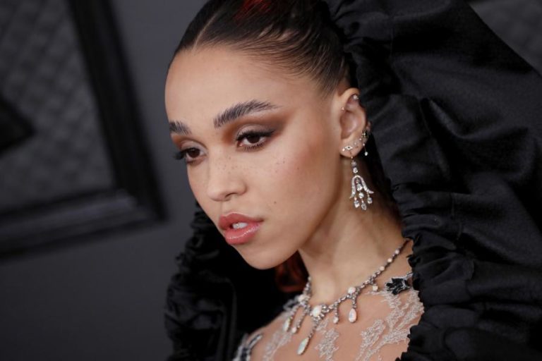 CANTORA FKA TWIGS ACUSA ATOR SHIA LABEOUF DE ABUSOS FÍSICOS E PSICOLÓGICOS