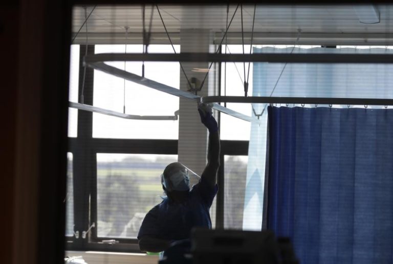 COVID-19: FRANÇA REGISTA QUASE 14 MIL NOVOS CASOS