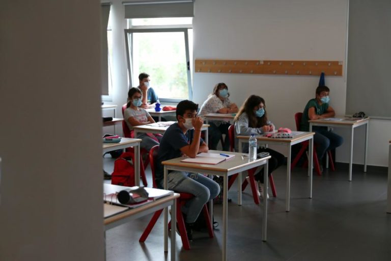 DOCENTES ALERTAM QUE PANDEMIA ESTÁ A PREJUDICAR ALUNOS E PEDEM MAIS MEIOS