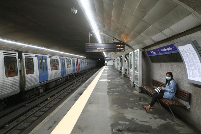 CIRCULAÇÃO NA LINHA AZUL DO METRO DE LISBOA INTERROMPIDA DEVIDO A DOENÇA SÚBITA DE PASSAGEIRO