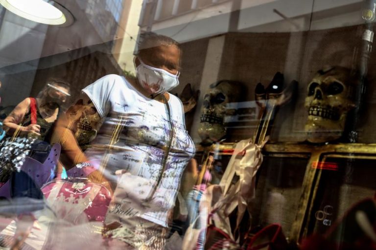 COVID-19: BRASIL REGISTA 697 MORTES E VOLTA A ULTRAPASSAR 50 MIL NOVOS CASOS DIÁRIOS