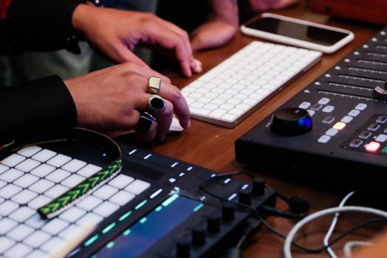 ARTISTAS E BANDAS PORTUGUESAS COM DEZENAS DE NOVOS ÁLBUNS PREVISTOS PARA 2021