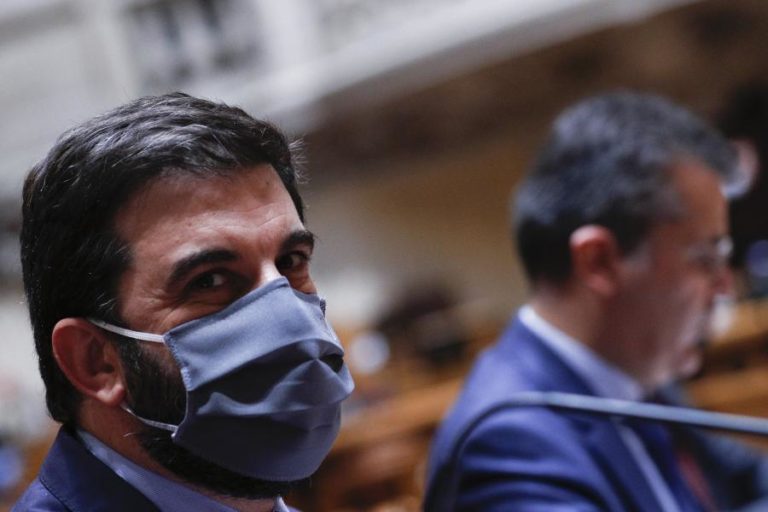 COVID-19: MINISTRO DA EDUCAÇÃO GARANTE MAIS 260 MIL COMPUTADORES PARA AS ESCOLAS