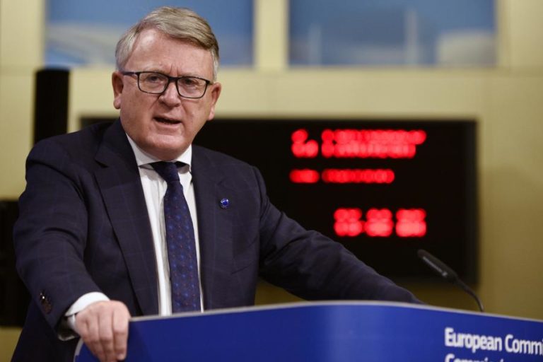 UE/PRESIDÊNCIA: PORTUGAL AJUDARÁ A CRIAR “EUROPA SOCIAL MAIS FORTE” — COMISSÁRIO EUROPEU