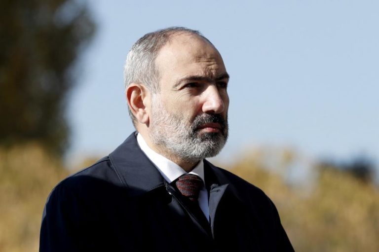 DEZENAS DE MILHARES MANIFESTAM-SE PELA RENÚNCIA DO PRIMEIRO-MINISTRO DA ARMÉNIA