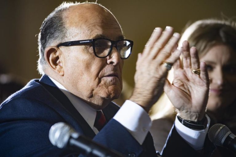 COVID-19: TRUMP DIZ QUE RUDY GUILIANI TESTOU POSITIVO PARA O NOVO CORONAVÍRUS