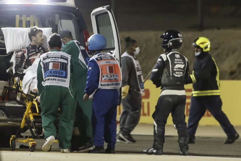 GROSJEAN TEVE ALTA APÓS ACIDENTE NO GP DO BAHRAIN E MOSTRA MÃO RECUPERADA