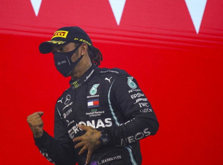 COVID-19: LEWIS HAMILTON ESTÁ COM “SINTOMAS RELATIVAMENTE LIGEIROS”