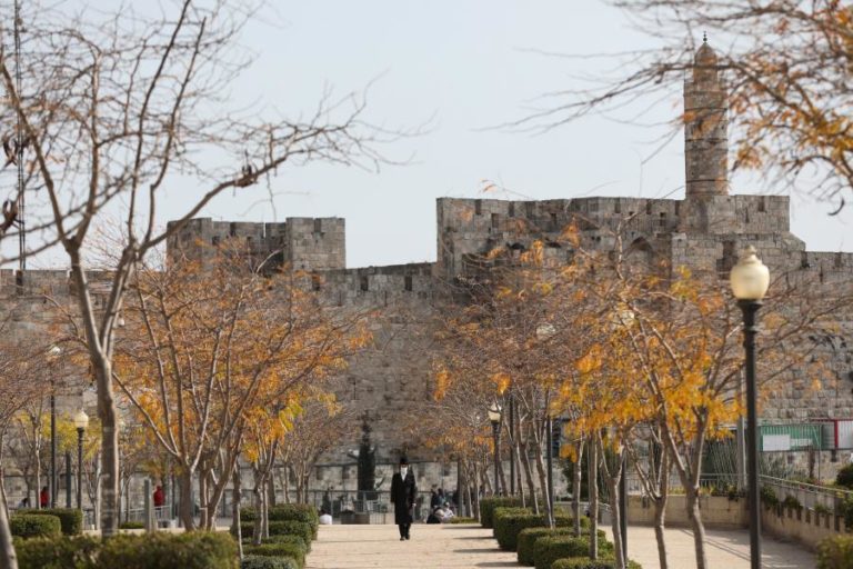 COVID-19: ISRAEL ULTRAPASSA OS 1.800 CONTÁGIOS DIÁRIOS EM QUASE DOIS MESES